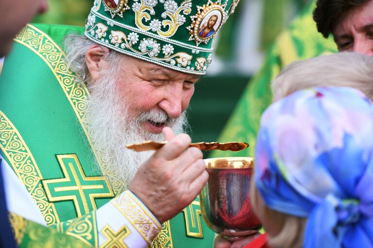 Патриарх Московский и Всея Руси Кирилл во время божественной литургии в праздник в честь вологодских святых на Кремлевской площади, у стен Вологодского кремля и Софийского собора