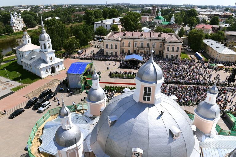 Кремлевская площадь у стен Вологодского кремля и Софийского собора, где патриарх Московский и Всея Руси Кирилл отслужил литургию в праздник в честь вологодских святых