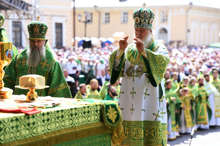 Патриарх Московский и Всея Руси Кирилл во время божественной литургии в праздник в честь вологодских святых на Кремлевской площади, у стен Вологодского кремля и Софийского собора