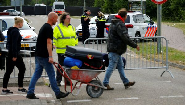 Полицейские на месте наезда фургона на людей на фестивале Pinkpop в Нидерландах. 18 июня 2018