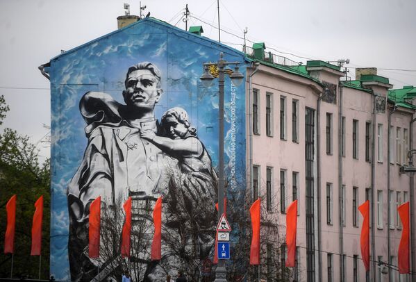 Граффити Воин-освободитель на одном из домов Кремлевской набережной в Москве