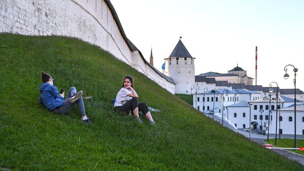 Отдыхающие у стен Казанского кремля