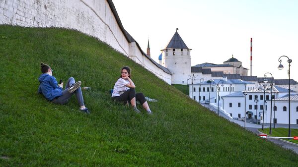 Отдыхающие у стен Казанского кремля