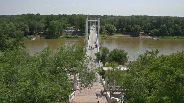 Пешеходный мост через реку Урал в Оренбурге. Архив