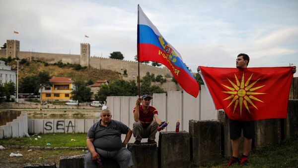 Сторонники партии ВМРО-ДПМНЕ с флагами Македонии и России в Скопье. 2 июня 2018