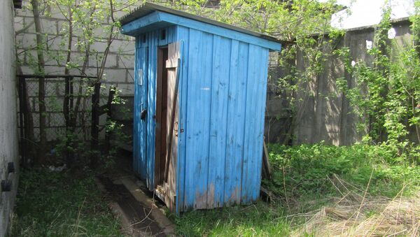 Деревянный туалет, выставленный на торги в Белоруссии