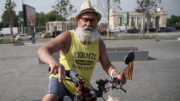 Мужчина на велосипеде в центре Москвы. Архивное фото