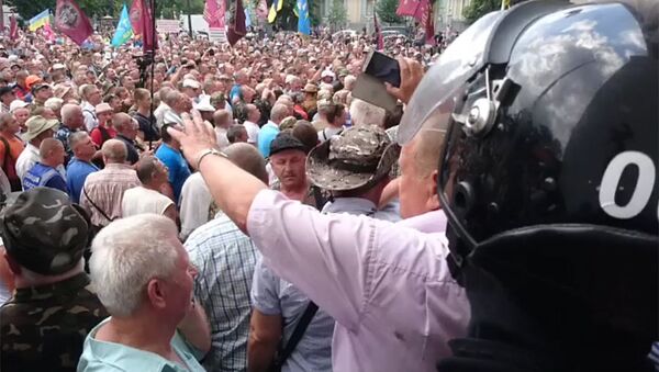 Стоп-кадр видео протеста у здания Верховной Рады Украины в Киеве, опубликованное на странице Михаила Волынца в Facebok