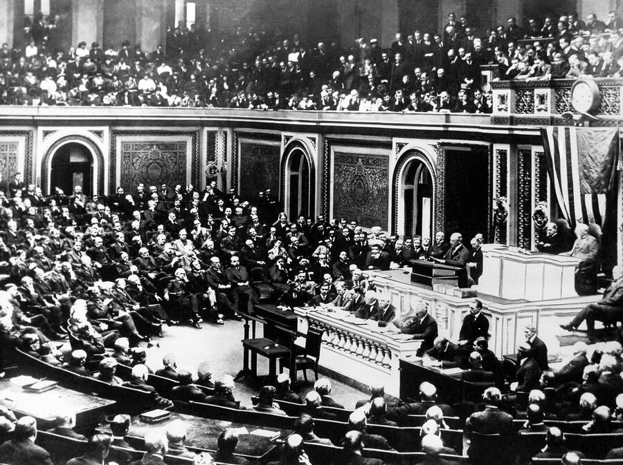 Президент США Вудро Вильсон на совместном заседании Конгресса в Вашингтоне объявляет войну Германии. 2 апреля 1917