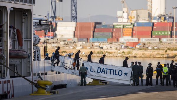Итальянский патрульный корабль Dattilo с мигрантами в порту Валенсии, Испания. 17 июня 2018