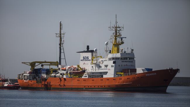 Судно Aquarius с мигрантами на борту. Архивное фото