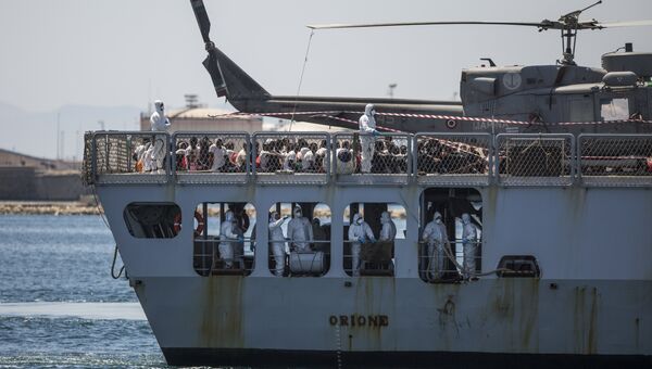 Сторожевой корабль Orione ВМС Италии с мигрантами на борту в порту Валенсии, Испания. 17 июня 2018. Архивное фото