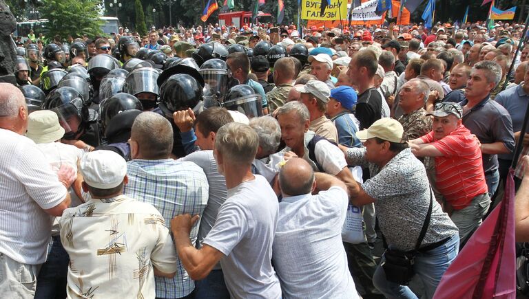 Столкновения митингующих с полицией у здания Рады Украины в Киеве. 19 июня 2018