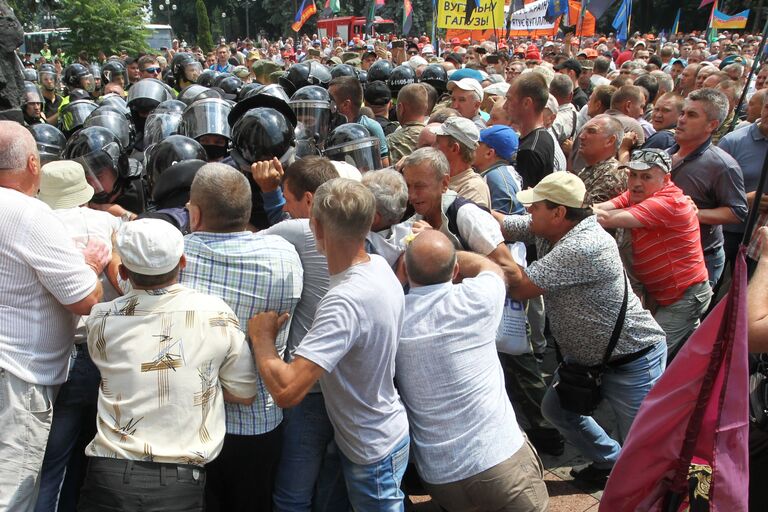 Столкновения митингующих с полицией у здания Рады Украины в Киеве. 19 июня 2018