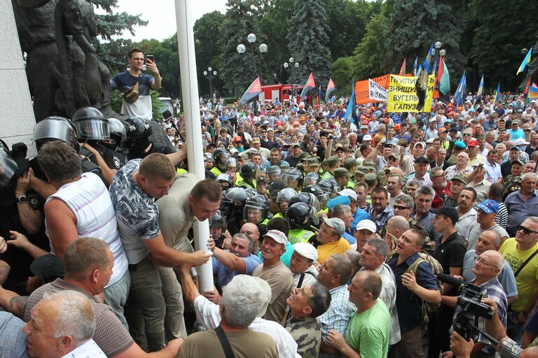 Столкновения митингующих с полицией у здания Рады Украины в Киеве. 19 июня 2018