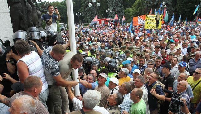 Столкновения митингующих с полицией у здания Рады Украины в Киеве. 19 июня 2018