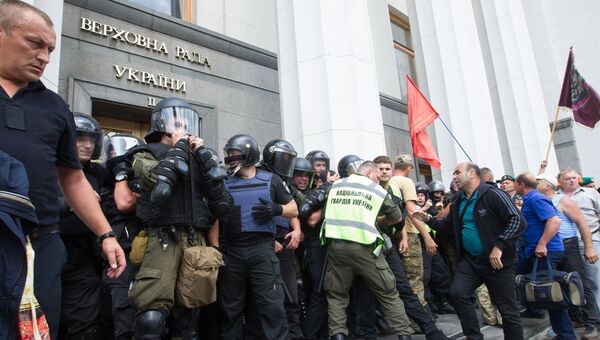 Столкновения митингующих с полицией у здания Рады Украины в Киеве. 19 июня 2018