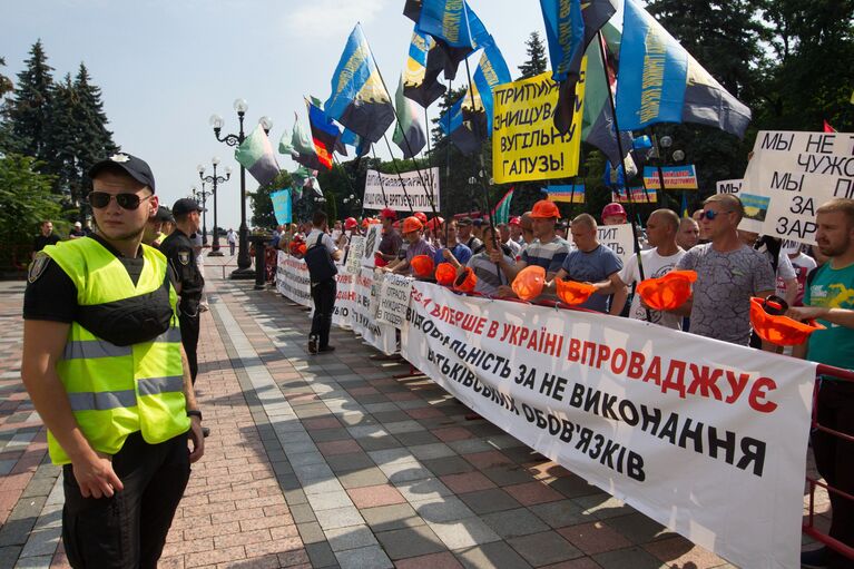 Шахтеры на акции протеста у здания Рады Украины в Киеве. 19 июня 2018