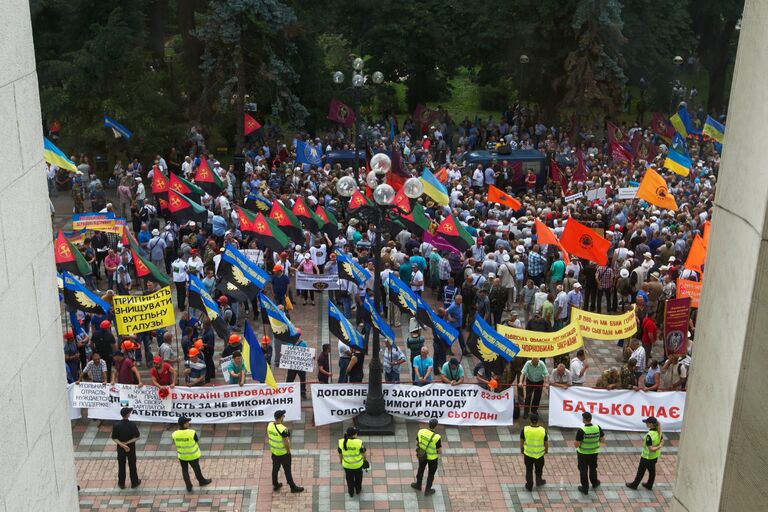 Шахтеры на акции протеста у здания Рады Украины в Киеве. 19 июня 2018