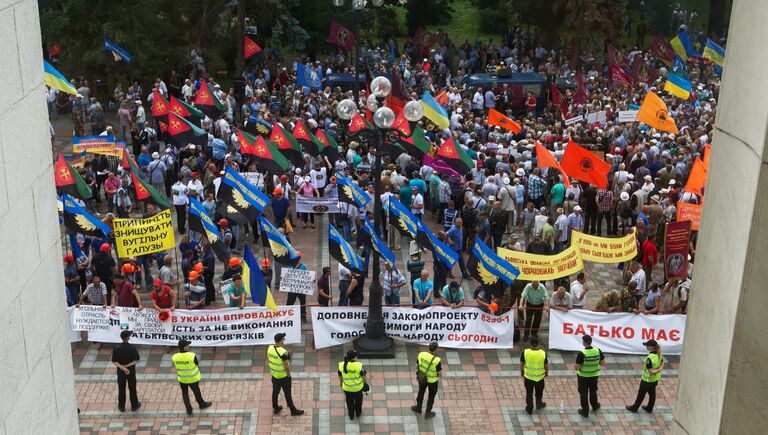 Шахтеры на акции протеста у здания Рады Украины в Киеве. 19 июня 2018