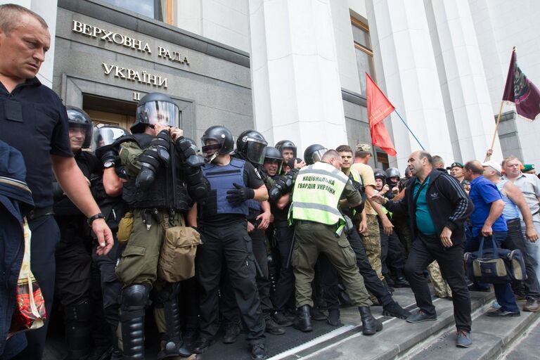 Акция протеста у здания Верховной рады Украины в Киеве. 19 июня 2018