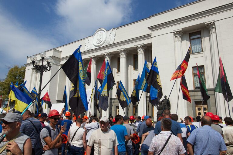 Шахтеры на акции протеста у здания Рады Украины в Киеве. Митингующие протестуют против постоянных задержек зарплат и требуют увеличения заработной платы