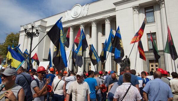 Шахтеры на акции протеста у здания Рады Украины в Киеве. Митингующие протестуют против постоянных задержек зарплат и требуют увеличения заработной платы