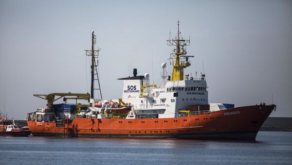 Судно Aquarius с мигрантами на борту во время швартовки в порту Валенсии. 19 июня 2018