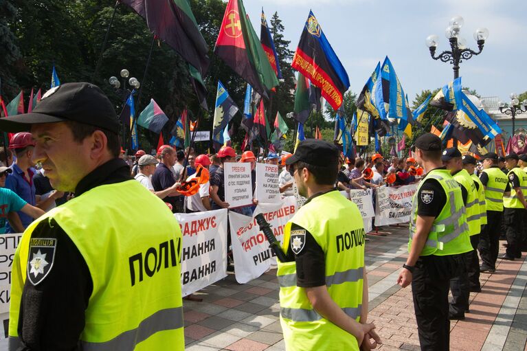 Шахтеры на акции протеста у здания Рады Украины в Киеве. Митингующие протестуют против постоянных задержек зарплат и требуют увеличения заработной платы