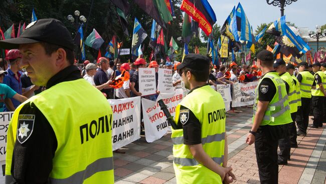 Шахтеры на акции протеста у здания Рады Украины в Киеве. Митингующие протестуют против постоянных задержек зарплат и требуют увеличения заработной платы