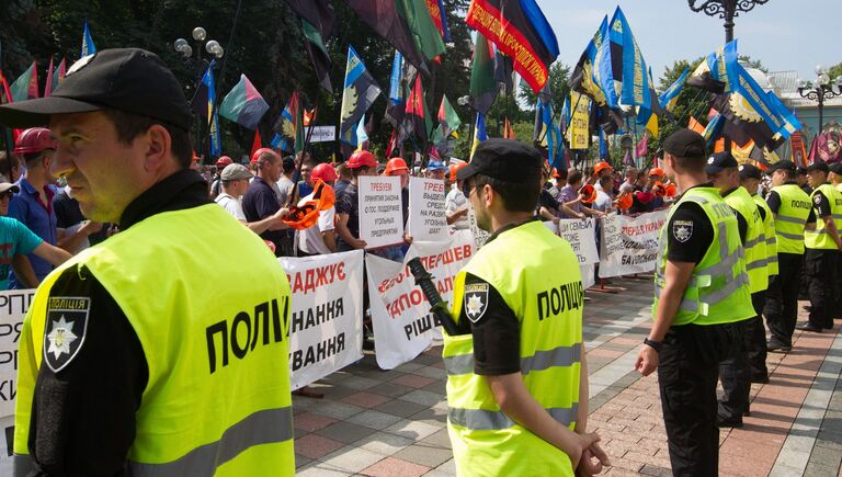 Шахтеры на акции протеста у здания Рады Украины в Киеве. Митингующие протестуют против постоянных задержек зарплат и требуют увеличения заработной платы