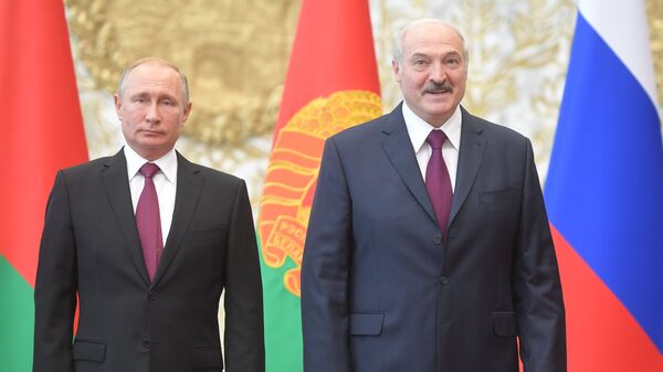 Президент РФ Владимир Путин и президент Белоруссии Александр Лукашенко перед заседанием Высшего Государственного Совета Союзного государства во Дворце независимости в Минске. 19 июня 2018