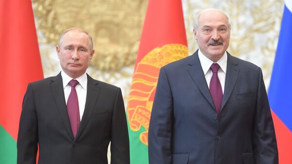 Президент РФ Владимир Путин и президент Белоруссии Александр Лукашенко перед заседанием Высшего Государственного Совета Союзного государства во Дворце независимости в Минске. 19 июня 2018
