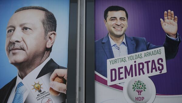Плакаты с изображениями кандидатов в президенты Турции Реджепа Тайипа Эрдогана и Селахаттина Демиртаса