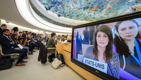 Постпред США при ООН Никки Хейли на экране во время заседания Совета по правам человека при ООН в Женеве
