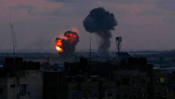 Взрывы в городе Рафах в южной части сектора Газа после атаки израильской авиации. 20 июня 2018