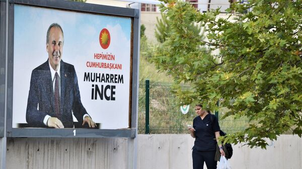 Предвыборный плакат кандидата в президенты Турции Мухаррема Индже на одной из улиц в Анкаре