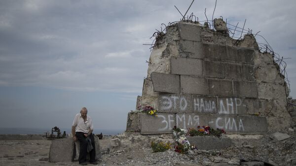 Мужчина у мемориала на кургане Саур-Могила в Донецкой области. Архивное фото