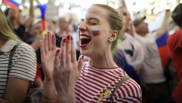 Болельщица сборной России радуются победе в матче группового этапа чемпионата мира по футболу против сборной Египта