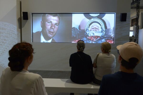 Посетители на выставке Между небом и землей на ВДНХ в Москве