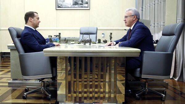 Дмитрий Медведев и временно исполняющий обязанности губернатора Красноярского края Александр Усс во время встречи. 20 июня 2018