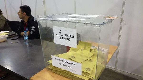 Урна для бюллетеней на избирательном участоке для голосования на выборах президента Турции