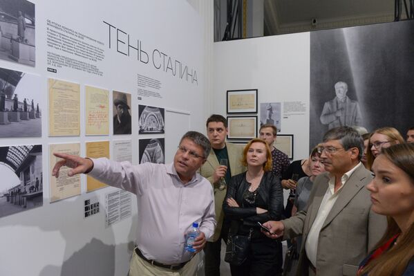 Павел Нефедов проводит экскурсию по выставке