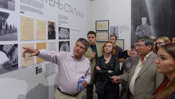 Павел Нефедов проводит экскурсию по выставке