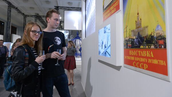 Посетители на выставке Между небом и землей на ВДНХ в Москве