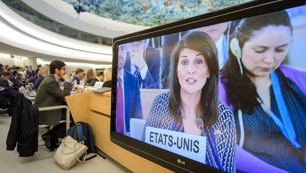 Постпред США при ООН Никки Хейли на экране во время заседания Совета по правам человека при ООН в Женеве. 6 июня 2018