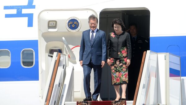 Президент Республики Корея Мун Чжэ Ин с супругой Ким Чжон-сук во время встречи в аэропорту Внуково-2. 21 июня 2018