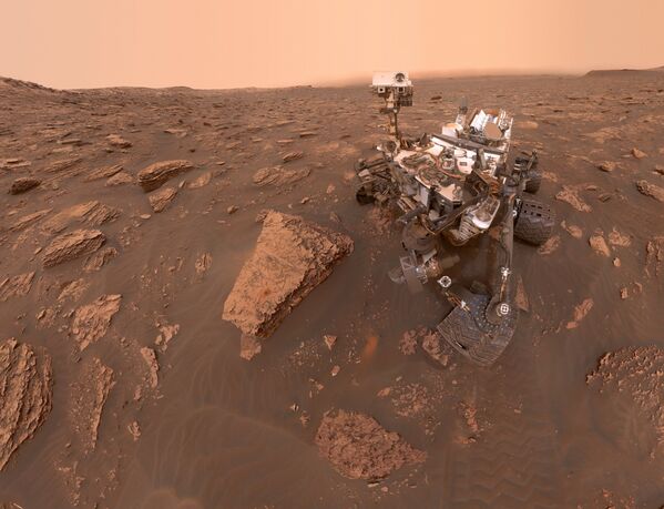 Марсоход Curiosity сделал селфи во время марсианской бури