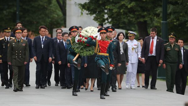 Церемония возложения президентом Южной Кореи Мун Чжэ Ином цветов к Могиле Неизвестного Солдата в Александровском саду. 21 июня 2018