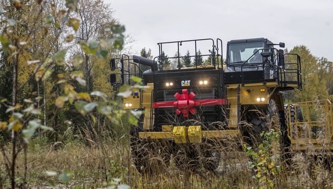 Самосвал Caterpillar